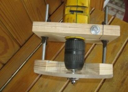 Πώς να συναρμολογήσετε έναν σπιτικό δρομολογητή ξύλου από ένα συμβατικό τρυπάνι Do-it-yourself hand router από ένα τρυπάνι