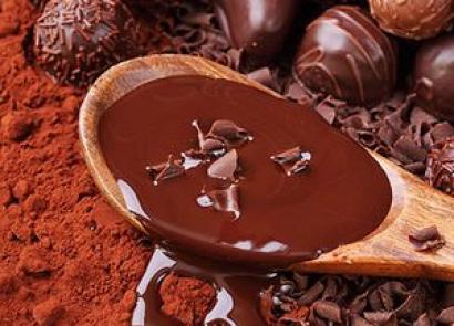चॉकलेट ड्रिप वाला केक: मिठाई के ऊपर खूबसूरती से चॉकलेट डालने की विधि ताकि वह टपकती रहे, फोटो