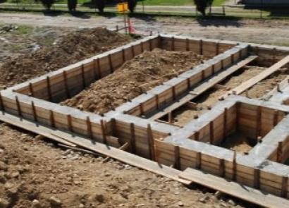 Fundație de bricolaj pentru un hambar Fundație de cărămidă coloane pentru un hambar
