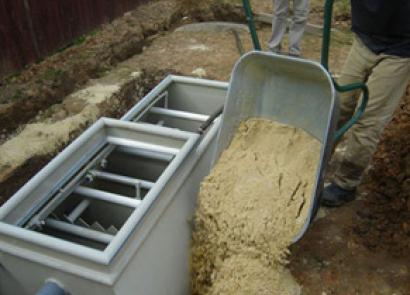 Fosa septică din inele de beton: caracteristici de proiectare, nuanțe de utilizare și instalare